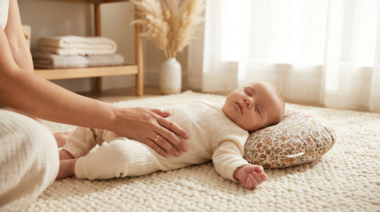 Bébé endormi paisiblement dans un cocon MUMCOMFY