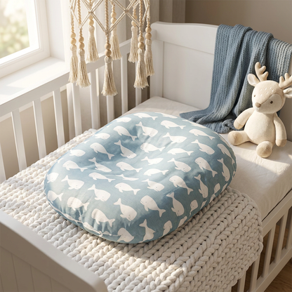 Cocon bébé motif Baleines dans berceau blanc