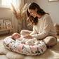 Maman bébé endormi sur cocon anti-régurgitation motif jardin de roses
