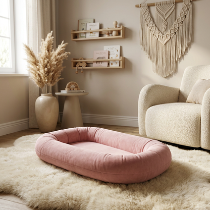 Cocon nid velours rose poudré en ambiance chambre bébé