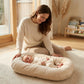 Maman et bébé endormi dans le nid cocon velours beige MUMCOMFY