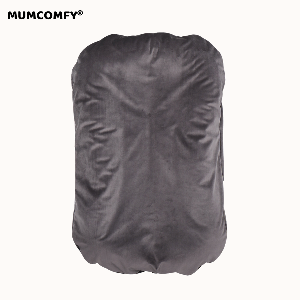 Pas un simple tapis. Un nid vélours qui l'entoure comme in utero.