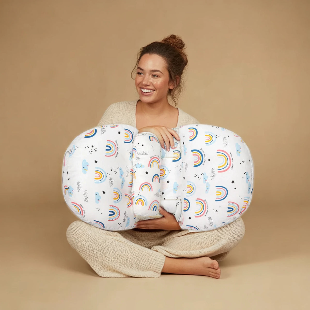 Future maman câlinant le coussin de grossesse Papillon Arc-en-Ciel MUMCOMFY