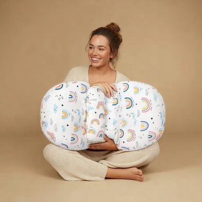 Future maman câlinant le coussin de grossesse Papillon Arc-en-Ciel MUMCOMFY