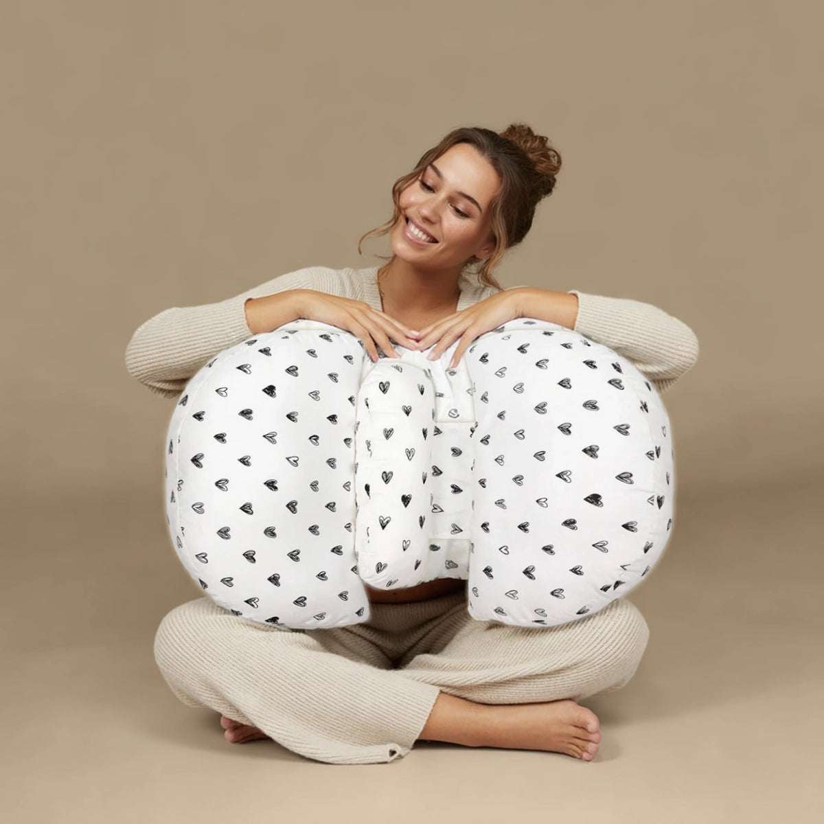 Future maman câlinant le coussin de grossesse Papillon Cœurs Esquissés MUMCOMFY