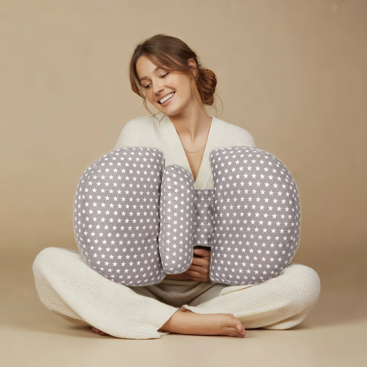 Future maman câlinant le coussin de grossesse Papillon Étoiles Douces MUMCOMFY