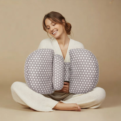 Future maman câlinant le coussin de grossesse Papillon Étoiles Douces MUMCOMFY