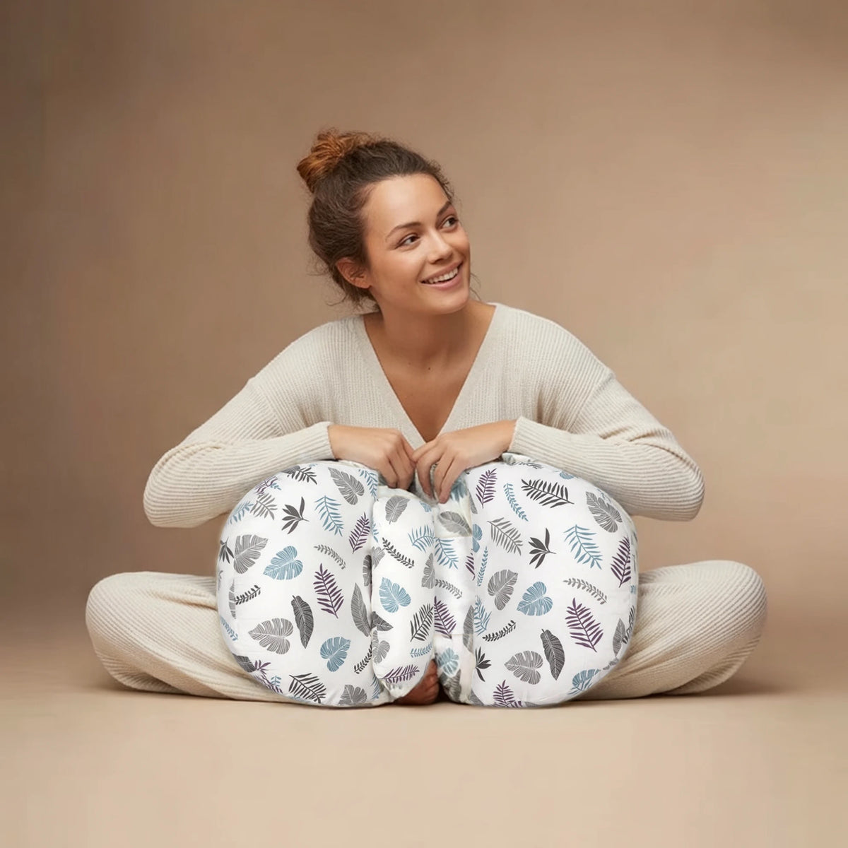 Future maman câlinant le coussin de grossesse Papillon Feuilles Tropicales MUMCOMFY