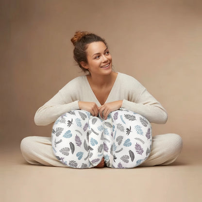 Future maman câlinant le coussin de grossesse Papillon Feuilles Tropicales MUMCOMFY