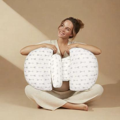Future maman câlinant le coussin de grossesse Papillon Flèches Grises MUMCOMFY