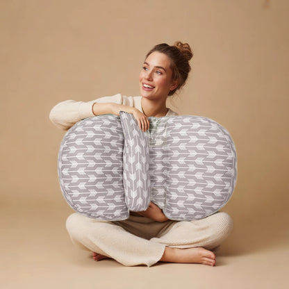 Future maman câlinant le coussin de grossesse Papillon Flèches Nomades MUMCOMFY