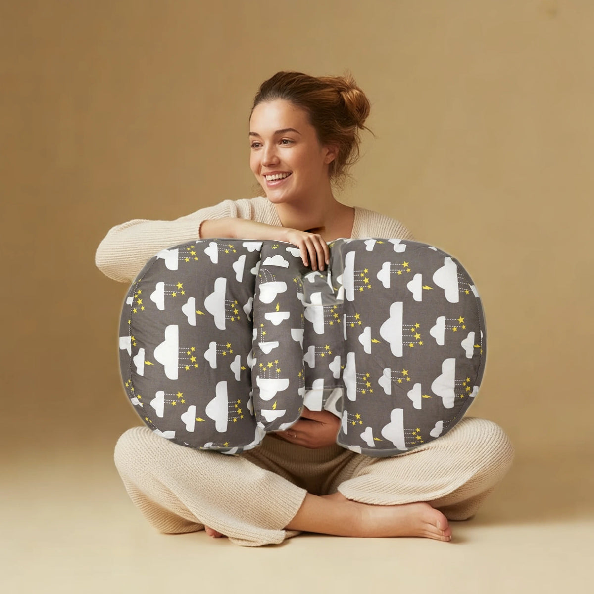 Future maman câlinant le coussin de grossesse Papillon Nuit Électrique MUMCOMFY