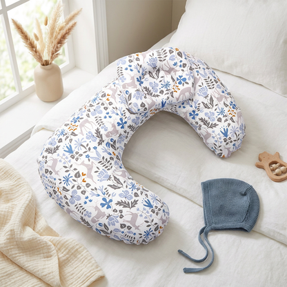 Coussin Papillon Duo Bleues sur lit scandinave avec pampas et bonnet knit